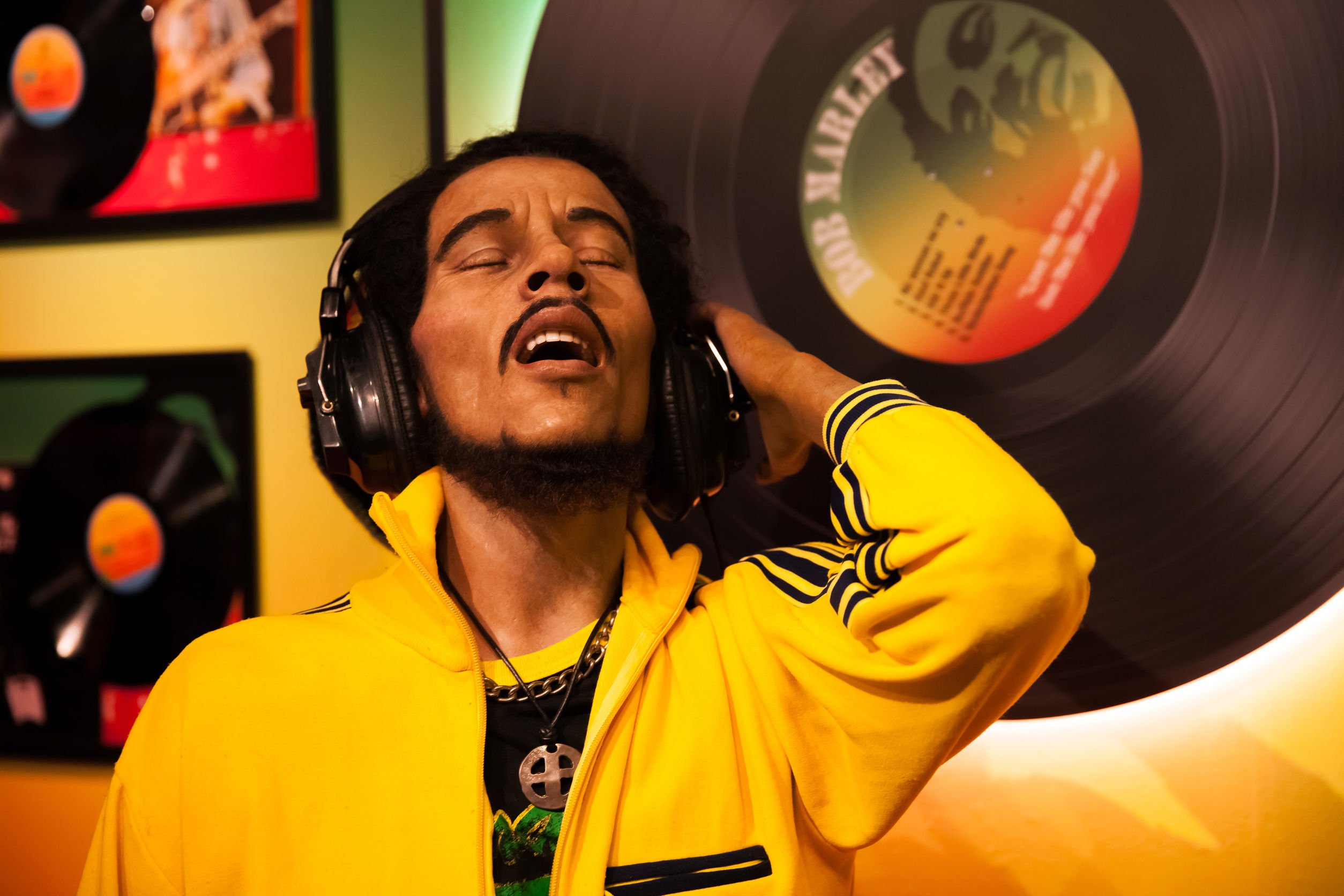 Ilustração gráfica de cantor Bob Marley com fones de ouvidos escutando música