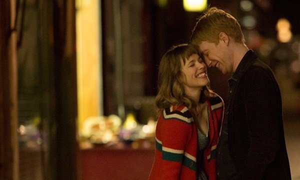 Reprodução/ Cena do filme Questão de Tempo Homem e mulher sorrindo enquanto caminham na rua