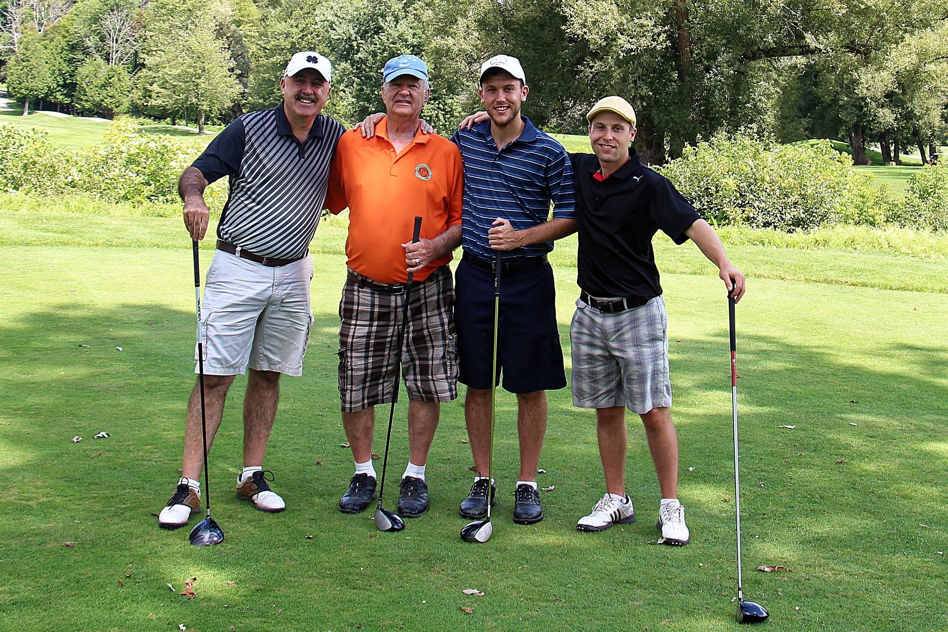 Homens de meia idade reunidos em campo de golfe