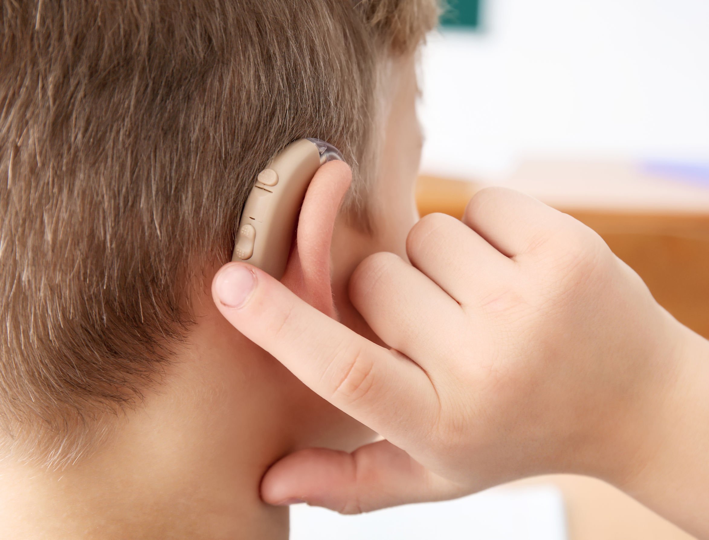 Homem com deficiência auditiva e aparelho para ouvir