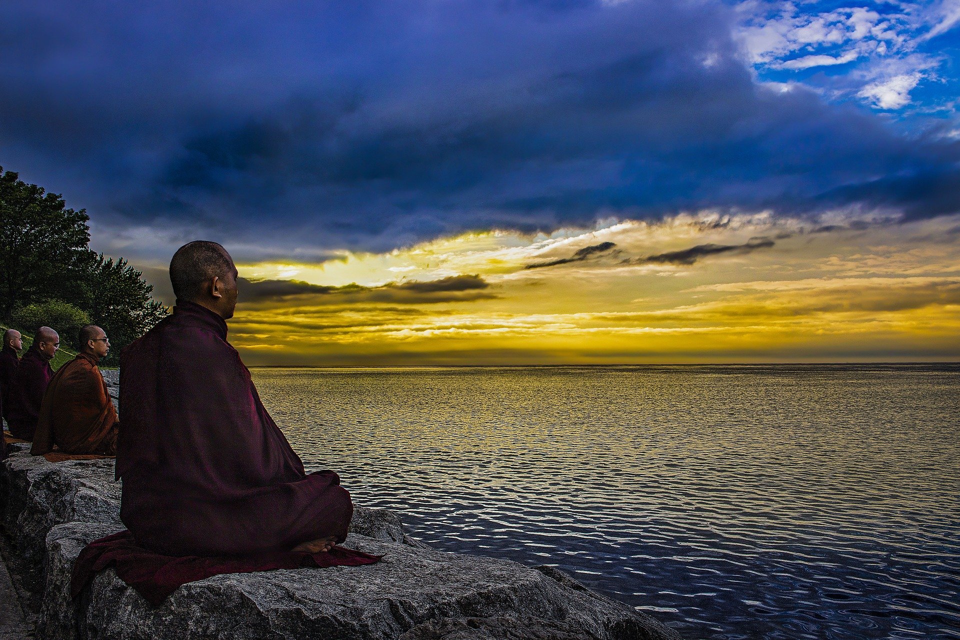 Monges meditando a beira mar