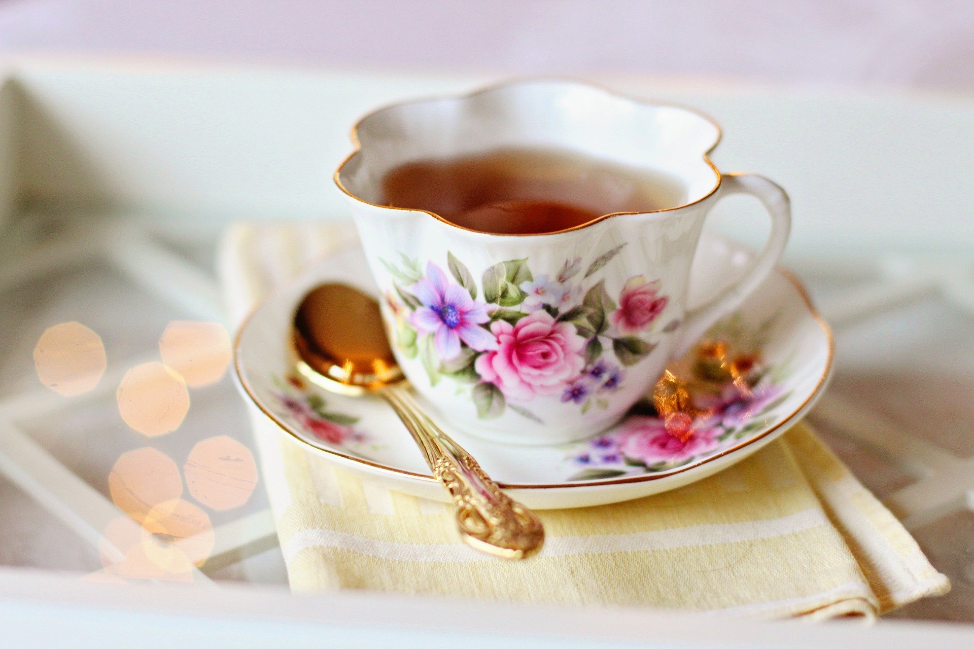Xícara de chá em cima de mesa branca
