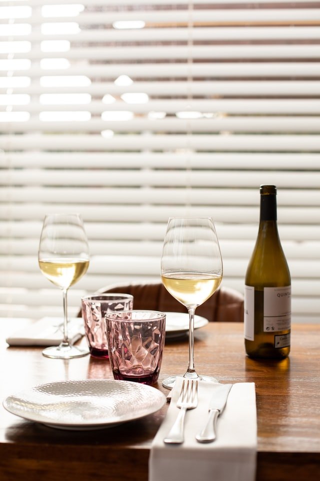 Mesa para dois com taças de vinho