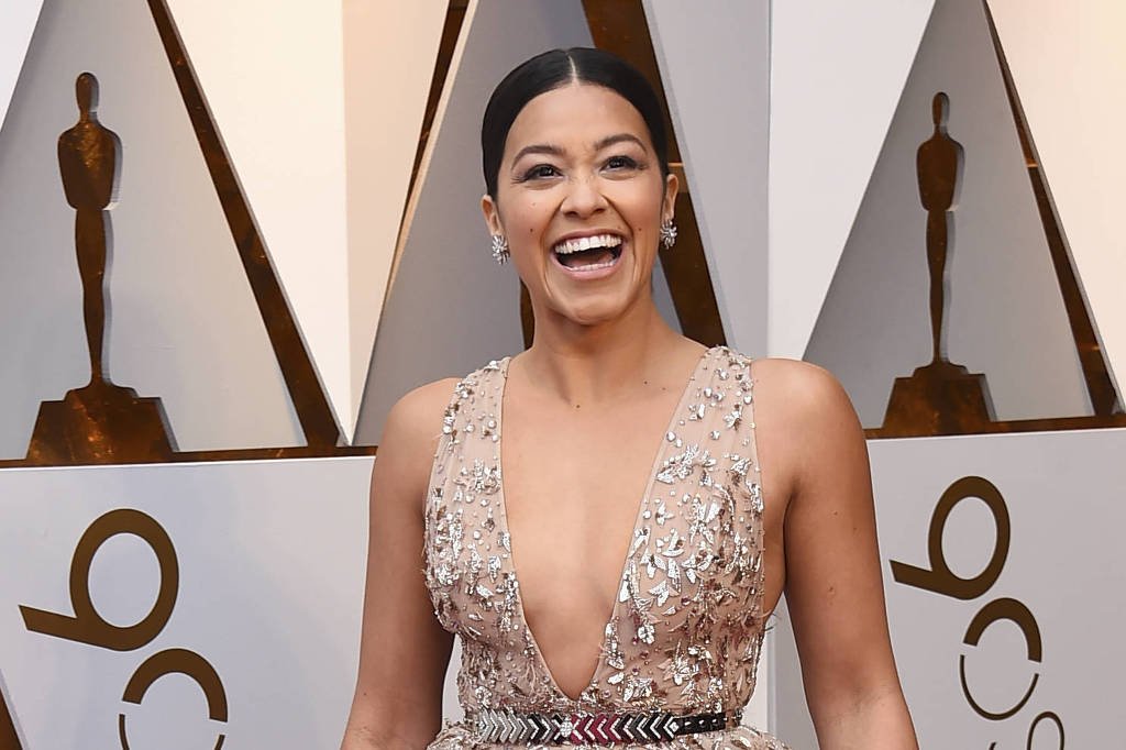 Atris Gina Rodriguez sorrindo no red carpet do Oscar