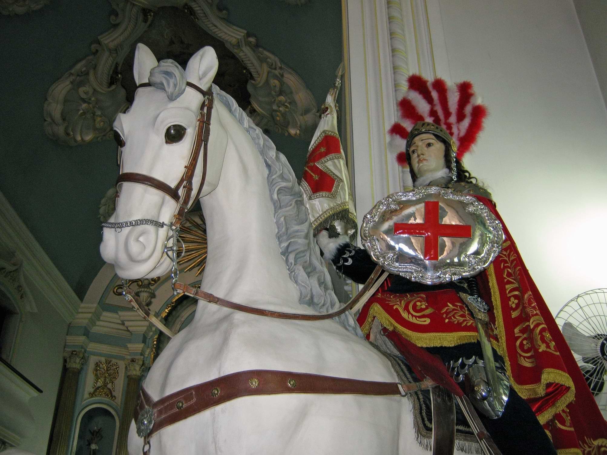 Estátua de São Jorge montado em cavalo branco e segurando lança