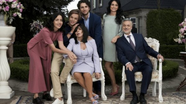 Reprodução/ Cena da série A Casa das Flores Personagens da série A Casa das Flores