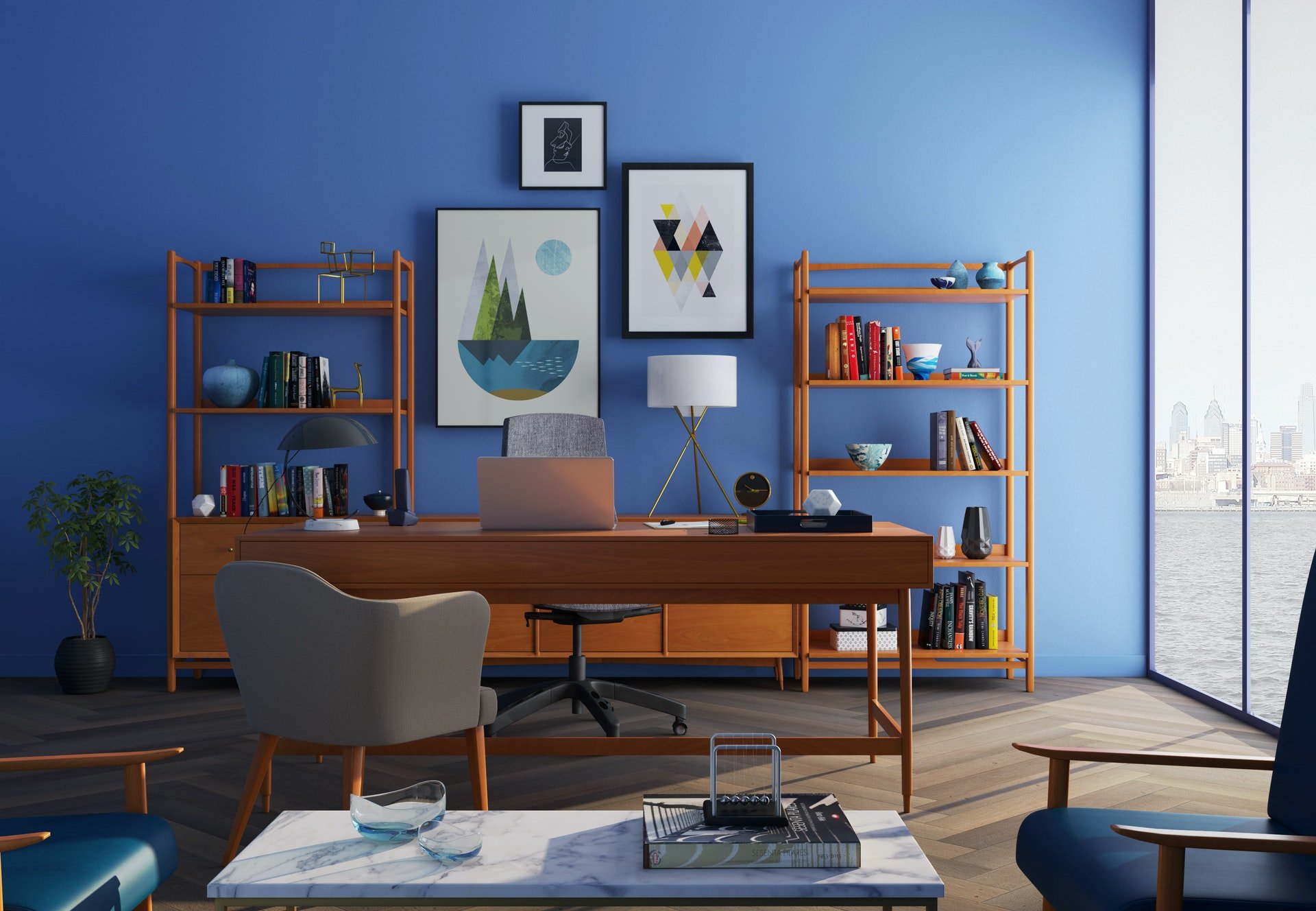 Ambiente de trabalho com parede azul em destaque e móveis marrons
