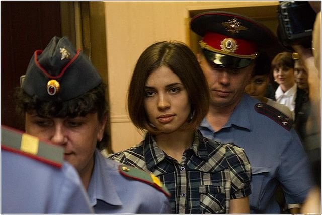Nadezhda Tolokonnikova, da Pussy Riot, é pres por oficiais russos em 2012