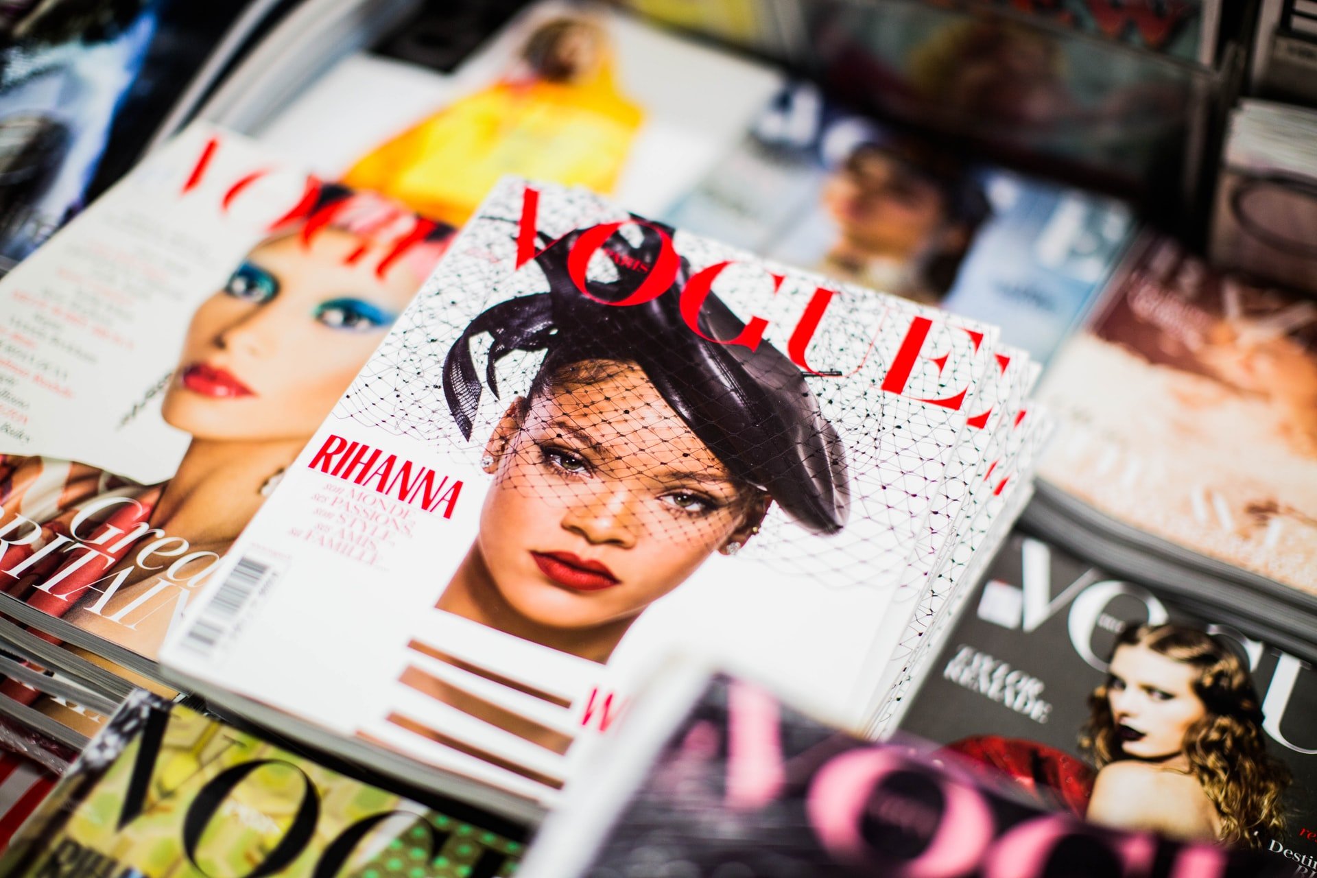 Charisse Kenion / Unsplash Cantora Rihanna numa capa da revista Vogue.