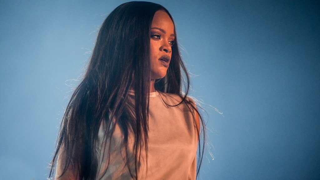 NRK P3 / VisualHunt Cantora Rihanna com cabelos longos e pretos e expressão de determinação