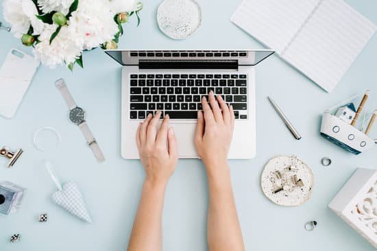 Floral Deco/Canva Mulher usando notebook com acessório ao redor