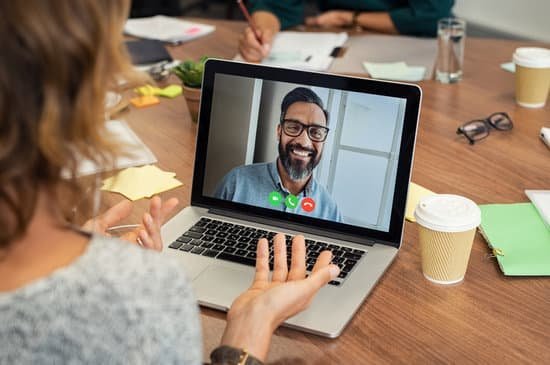 Mulher fazendo vídeo conferência com outro funcionário da empresa