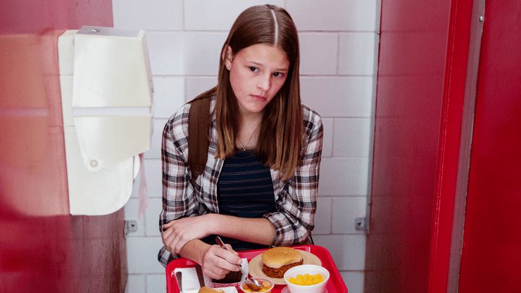 Kate comendo no intervalo da escola no banheiro