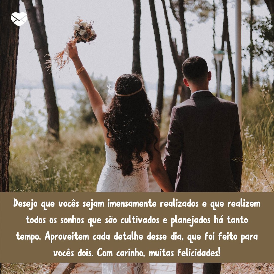 Mensagens Com Amor | Canva 'Desejo que vocês sejam imensamente realizados e que realizem todos os sonhos que são cultivados e planejados há tanto tempo. Aproveitem cada detalhe desse dia, que foi feito para vocês dois. Com carinho, muitas felicidades!' - Mensagens para Casamentos