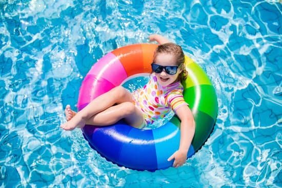 Criança na piscina deitada na boia