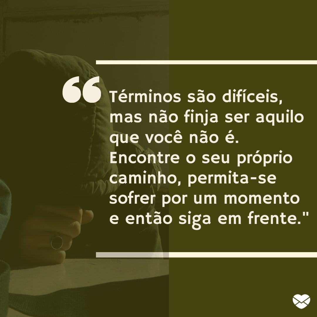 Mensagens Com Amor / Canva. 'Términos são difíceis, mas não finja ser aquilo que você não é. Encontre o seu próprio caminho, permita-se sofrer por um momento e então siga em frente.' - Mensagens musicais para términos.