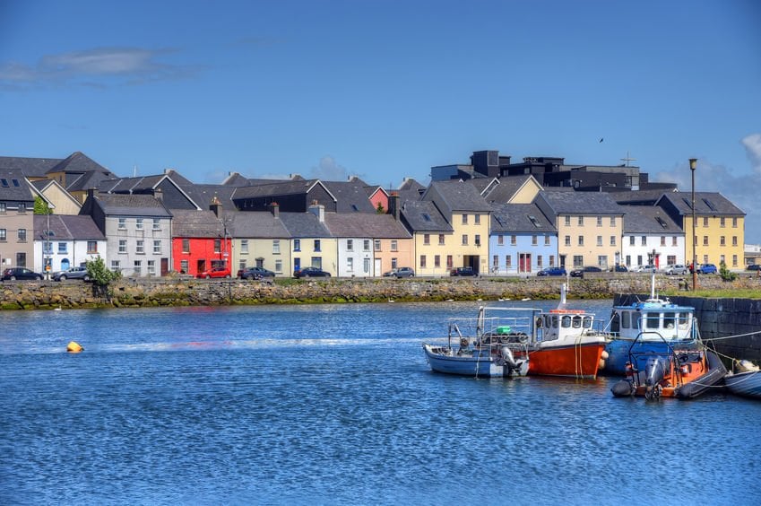 Rio e casas coloridas em Galway