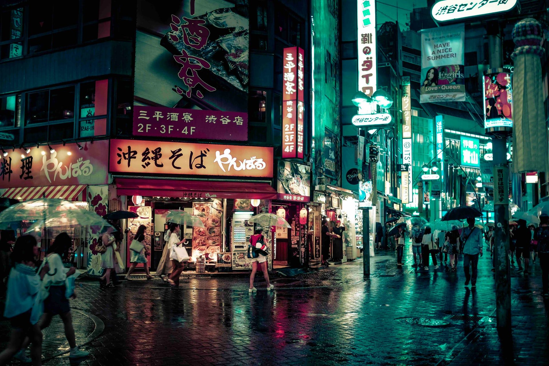 Ruas do Japão de noite, com luzes coloridas e pessoas andando
