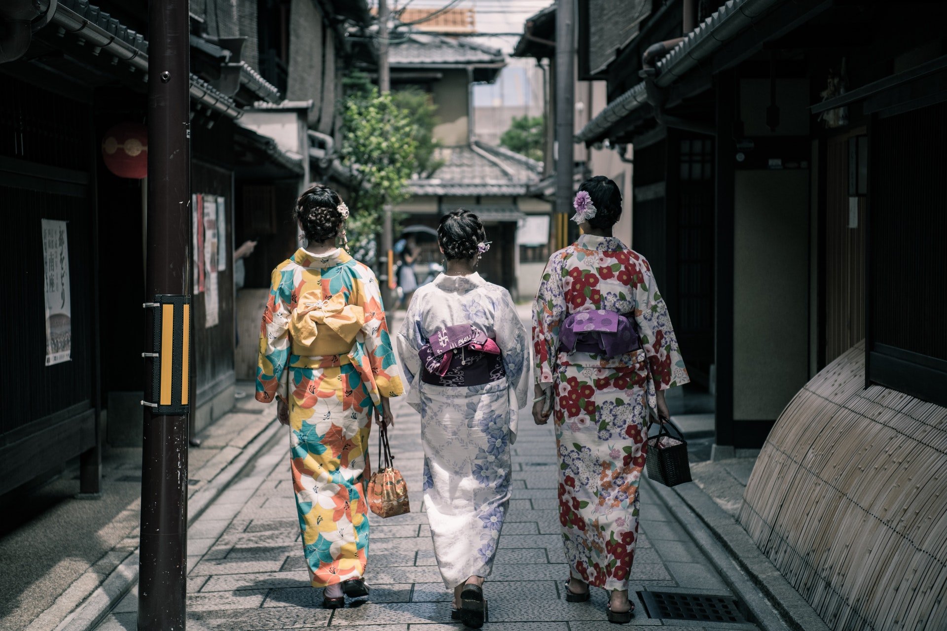 Japonesas de costas com roupas tradicionais nas ruas do Japão