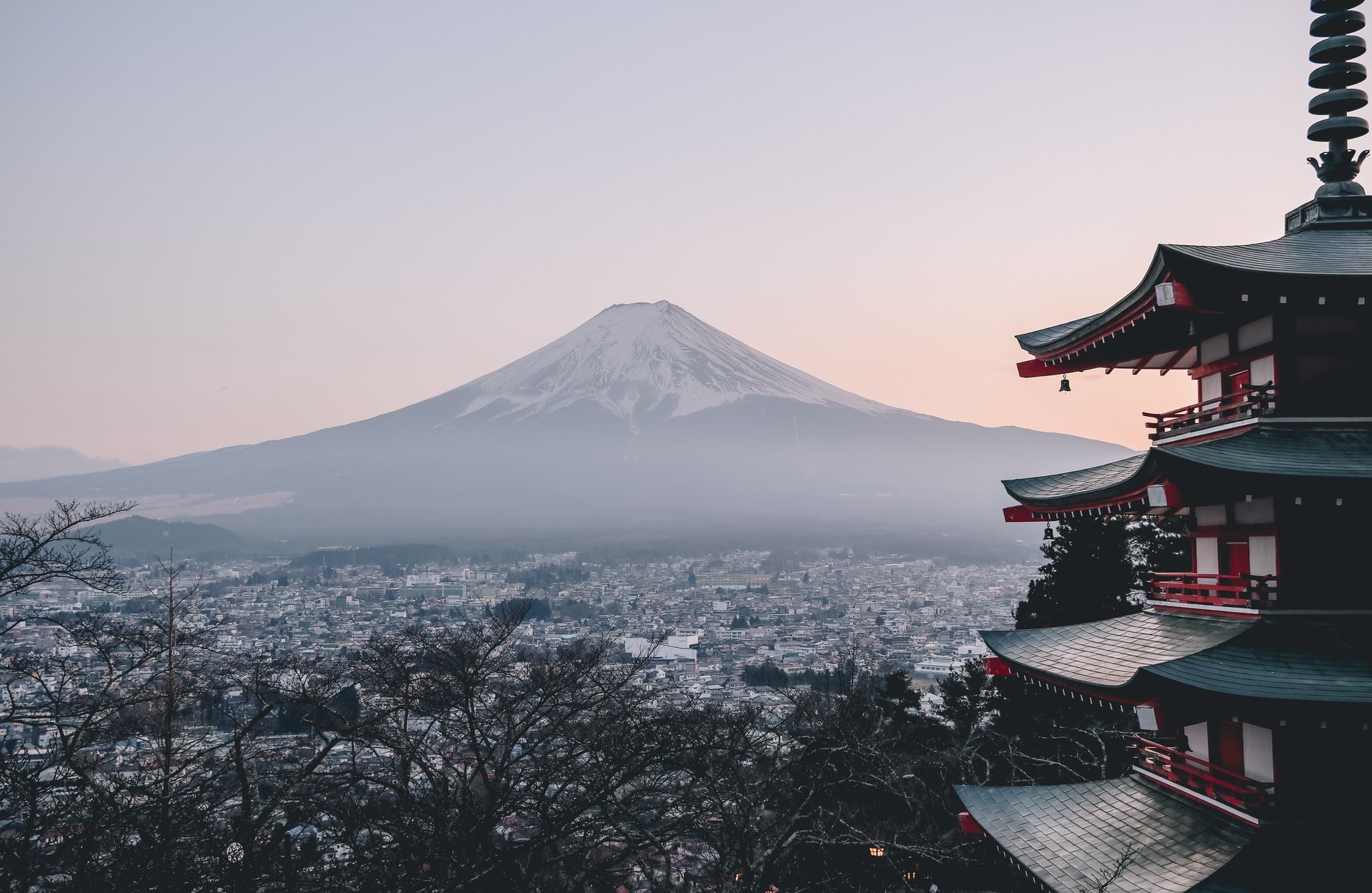 Paisagem com montanha e templo no Japão