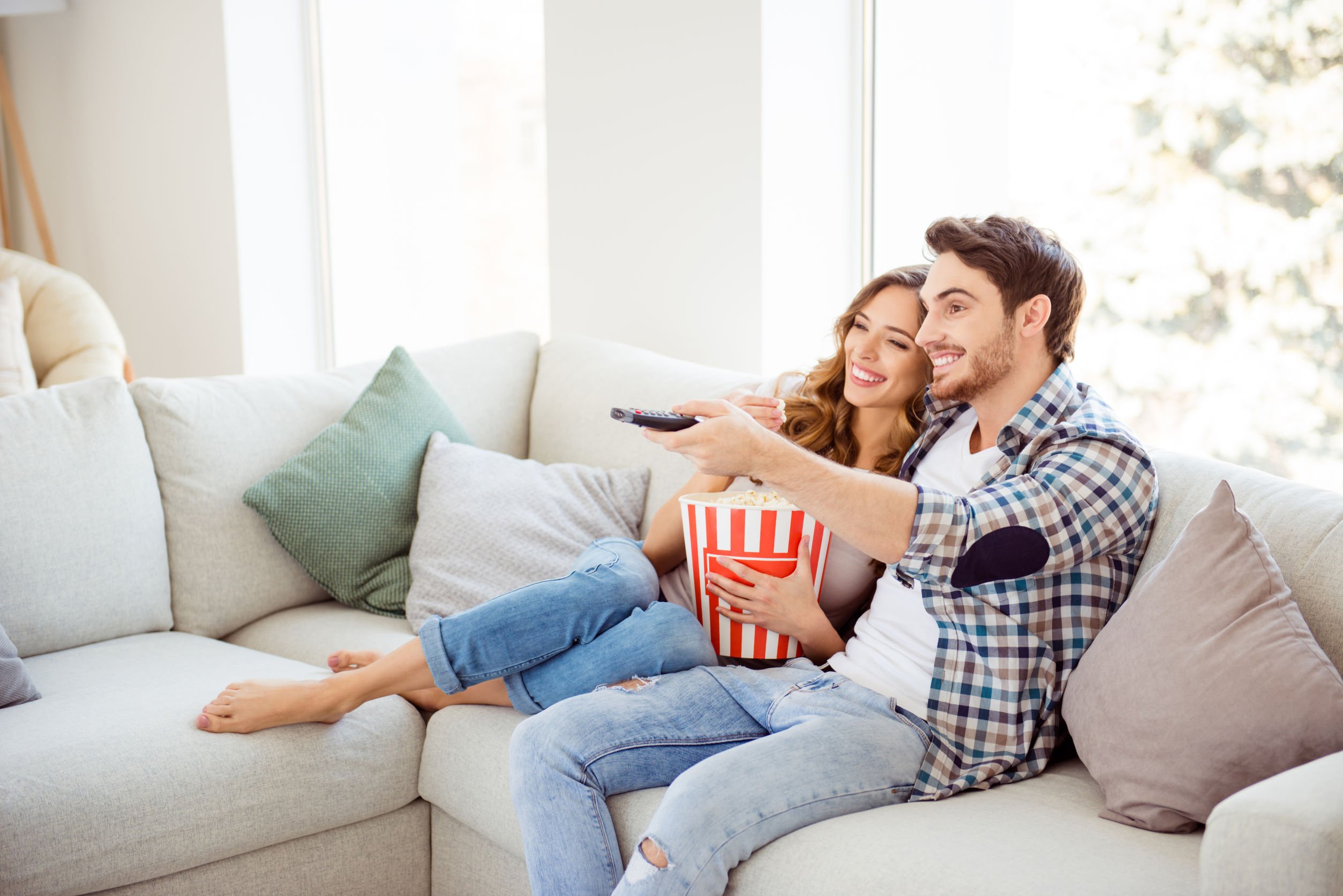 Roman Samborskyi /123RF Casal assistindo filme.