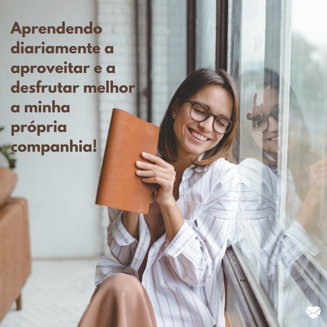 Mensagens Com Amor/Canva 'Aprendendo diariamente a aproveitar e a desfrutar melhor a minha própria companhia!' - Mensagem para foto sozinha
