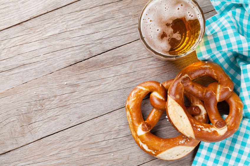 123rf / karandaev Pretzels e toalha de mesa ao lado