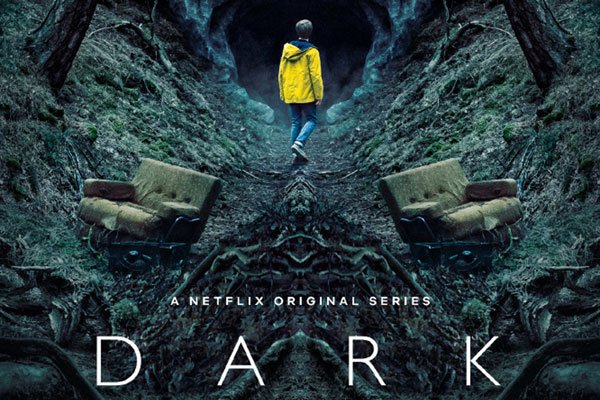 Poster de divulgação da série Dark, com o protagonista entrando em uma caverna