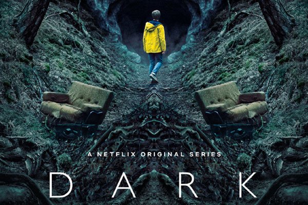 Divulgação / Netflix Poster de divulgação da série Dark, com o protagonista entrando em uma caverna