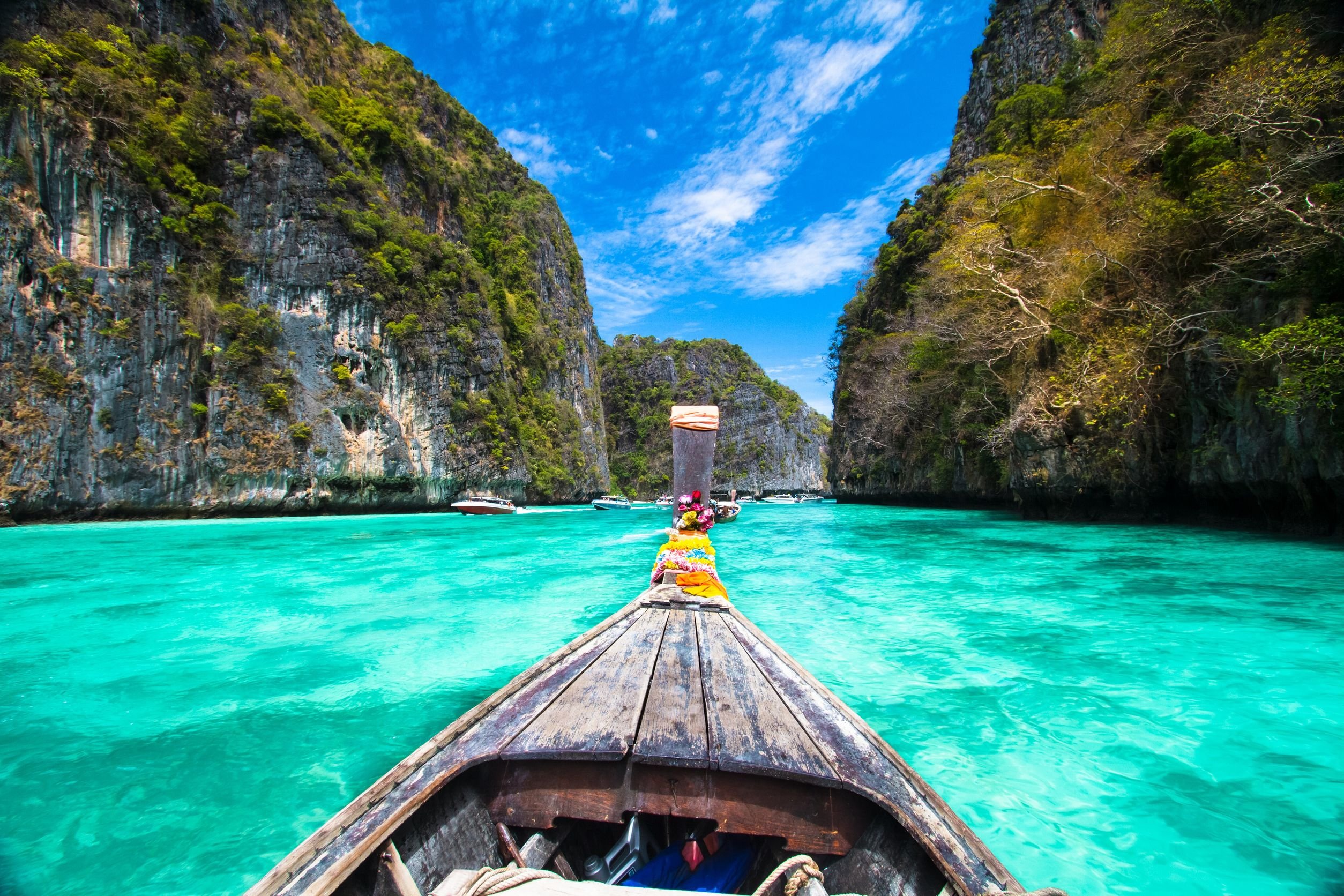 Canoa em rio na Tailândia.