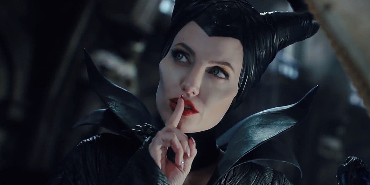 Reprodução/ Walt Disney Pictures Angelina caracterizada como a personagem Malévola com o dedo na frente da boca