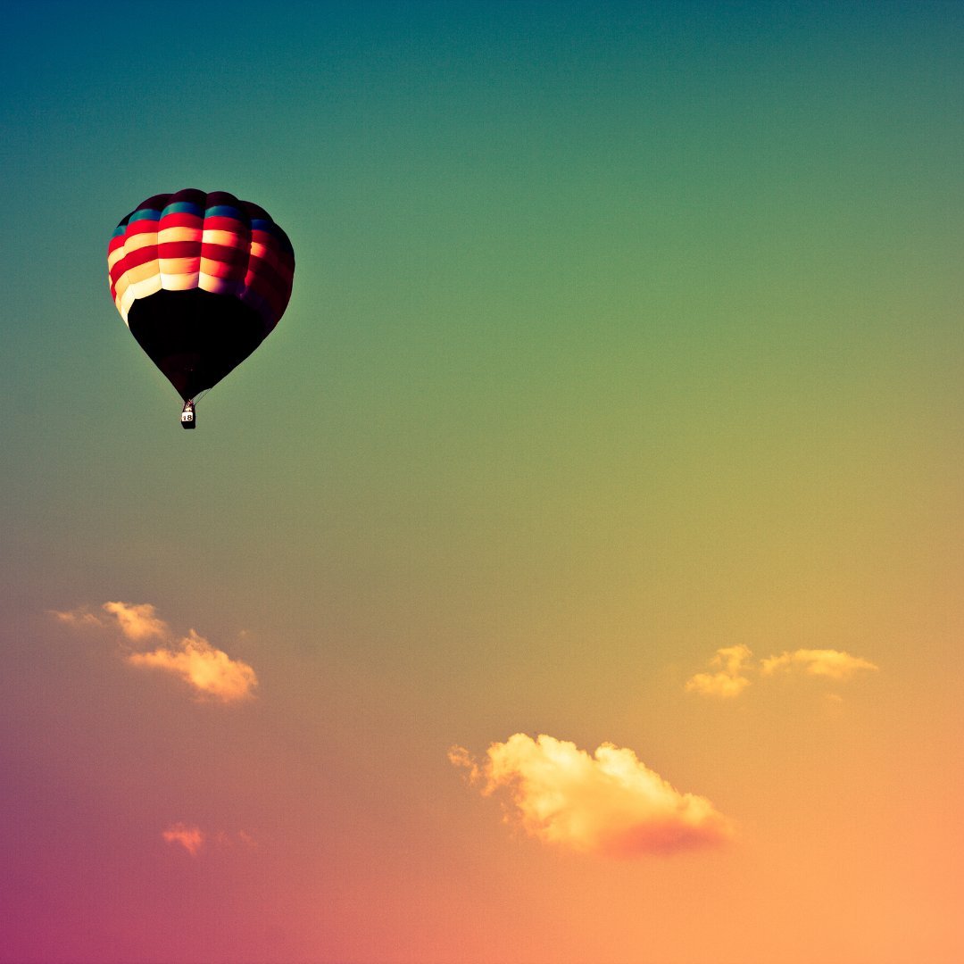 Imagem de um balão no céu