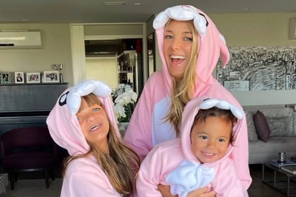 Ticiane Pinheiro e suas duas filhas com o mesmo roupão rosa de dormir