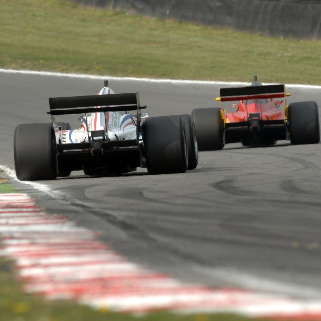 Carros correndo na pista de corrida