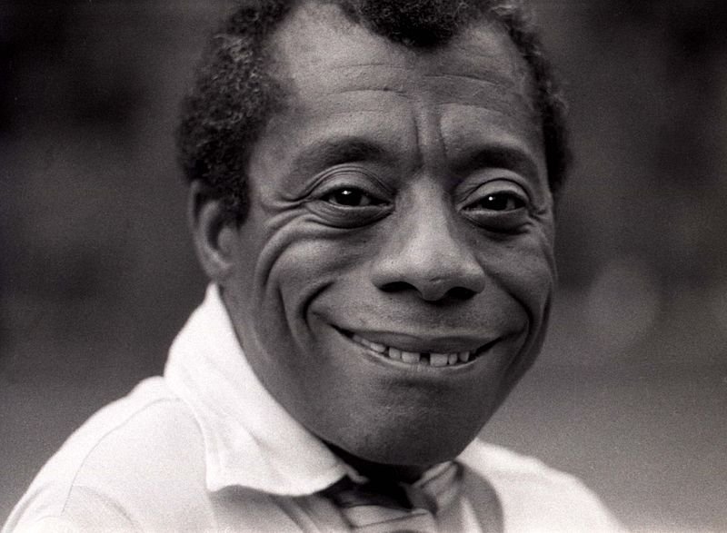 James Baldwin sorrindo.