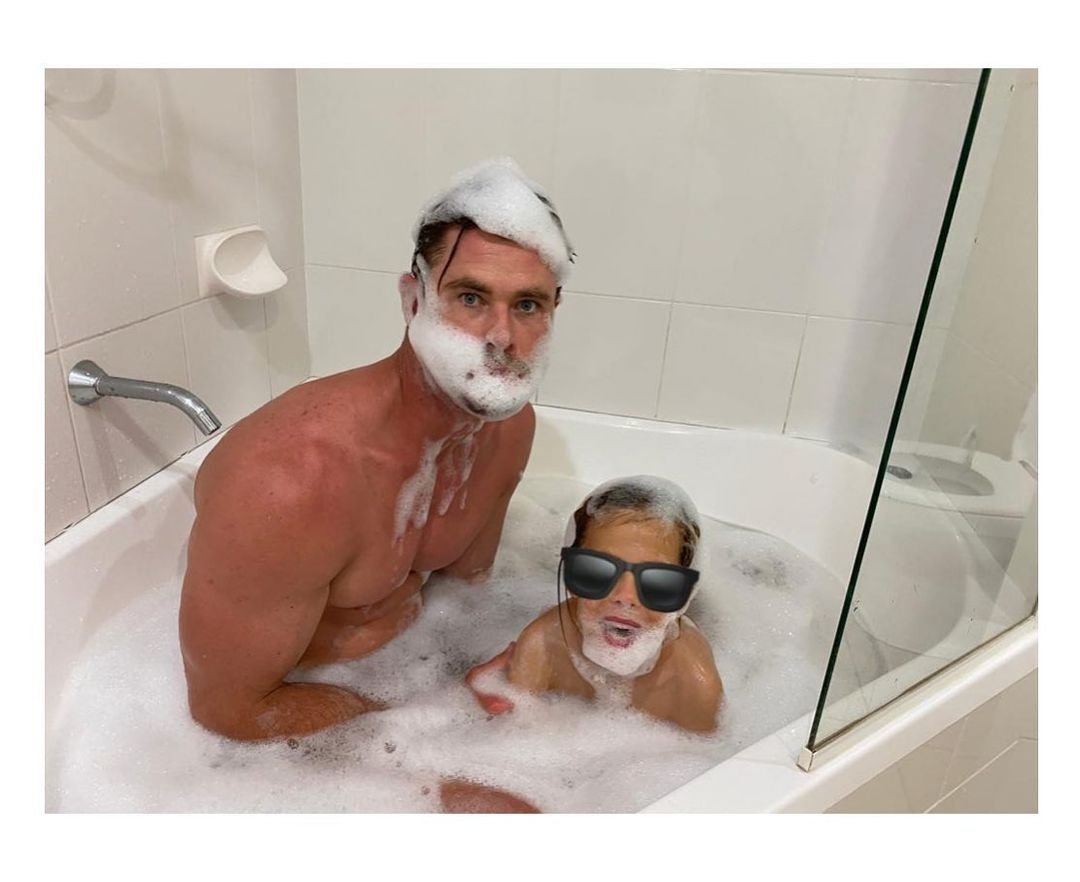 Chris Hemsworth e seu filho numa banheira.