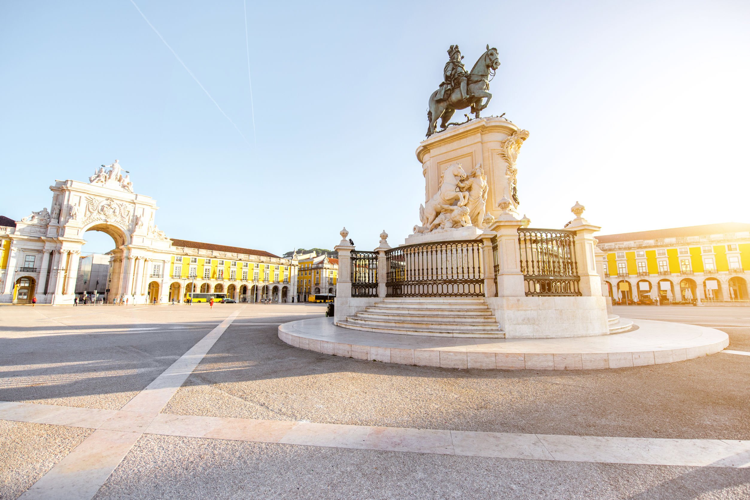 Praça do Comércio com a estátua do rei José e o Arco do Triunfo na cidade de Lisboa, Portugal.