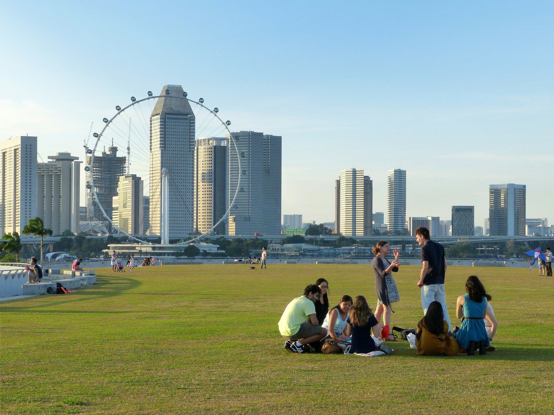 Pessoas sentadas em parque em Singapura