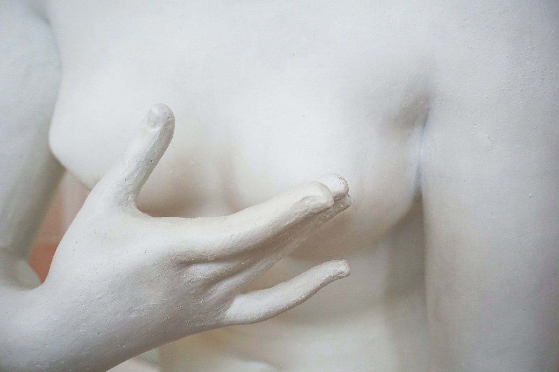 Estátua de mulher, com mão no seio