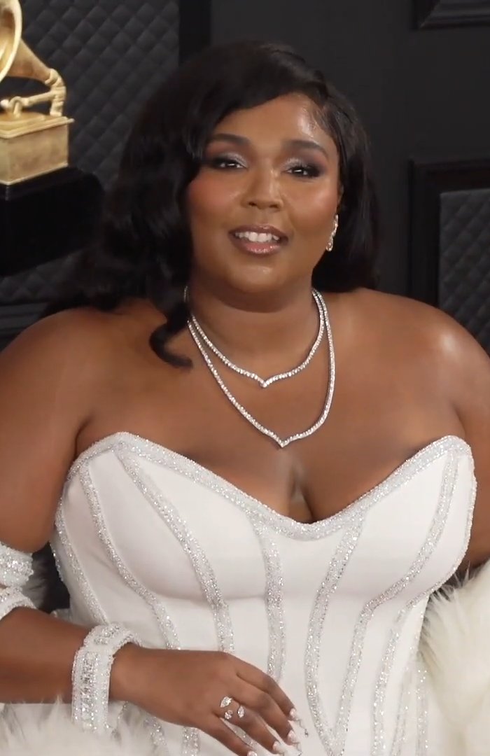 Lizzo em Grammy 2020 usando vestido branco