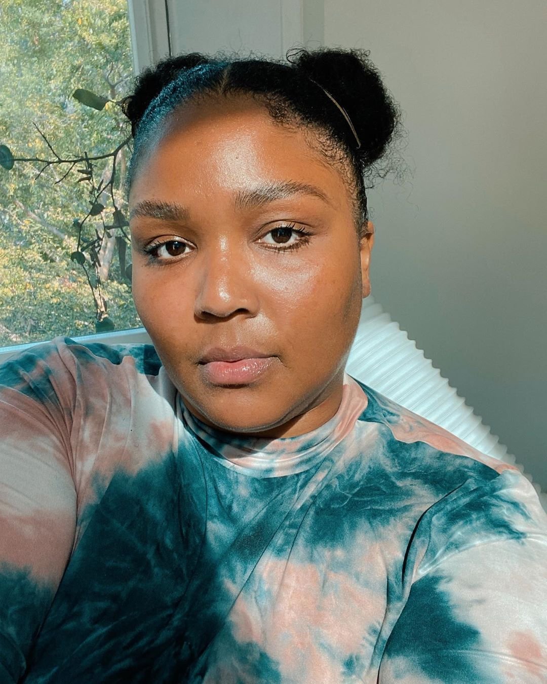 Instagram Oficial Lizzo @lizzobeeating Selfie de cantora Lizzo com cabelos presos
