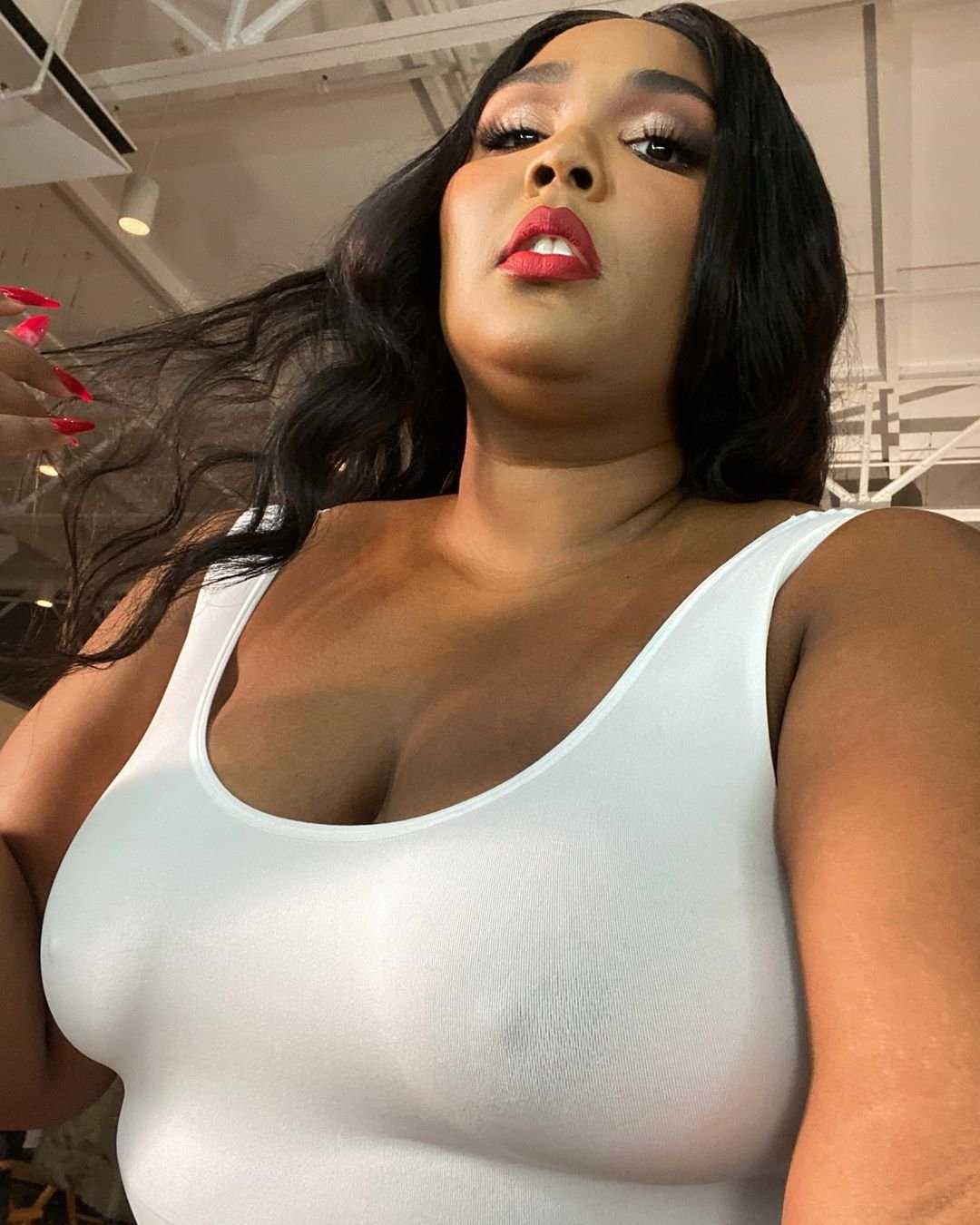 Instagram Oficial Lizzo @lizzobeeating Selfie de cantora Lizzo com batom vermelho e blusa branca