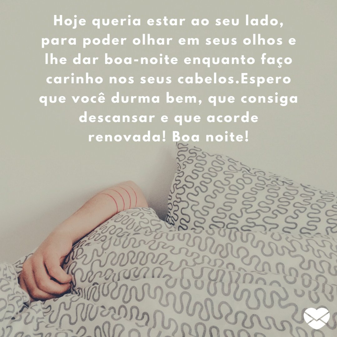 Mensagens com Amor / Canva / unsplash 'Hoje queria estar ao seu lado, para poder olhar em seus olhos e lhe dar boa-noite enquanto faço carinho nos seus cabelos.Espero que você durma bem, que consiga descansar e que acorde renovada! Boa noite!' - Boa noite com mensagens