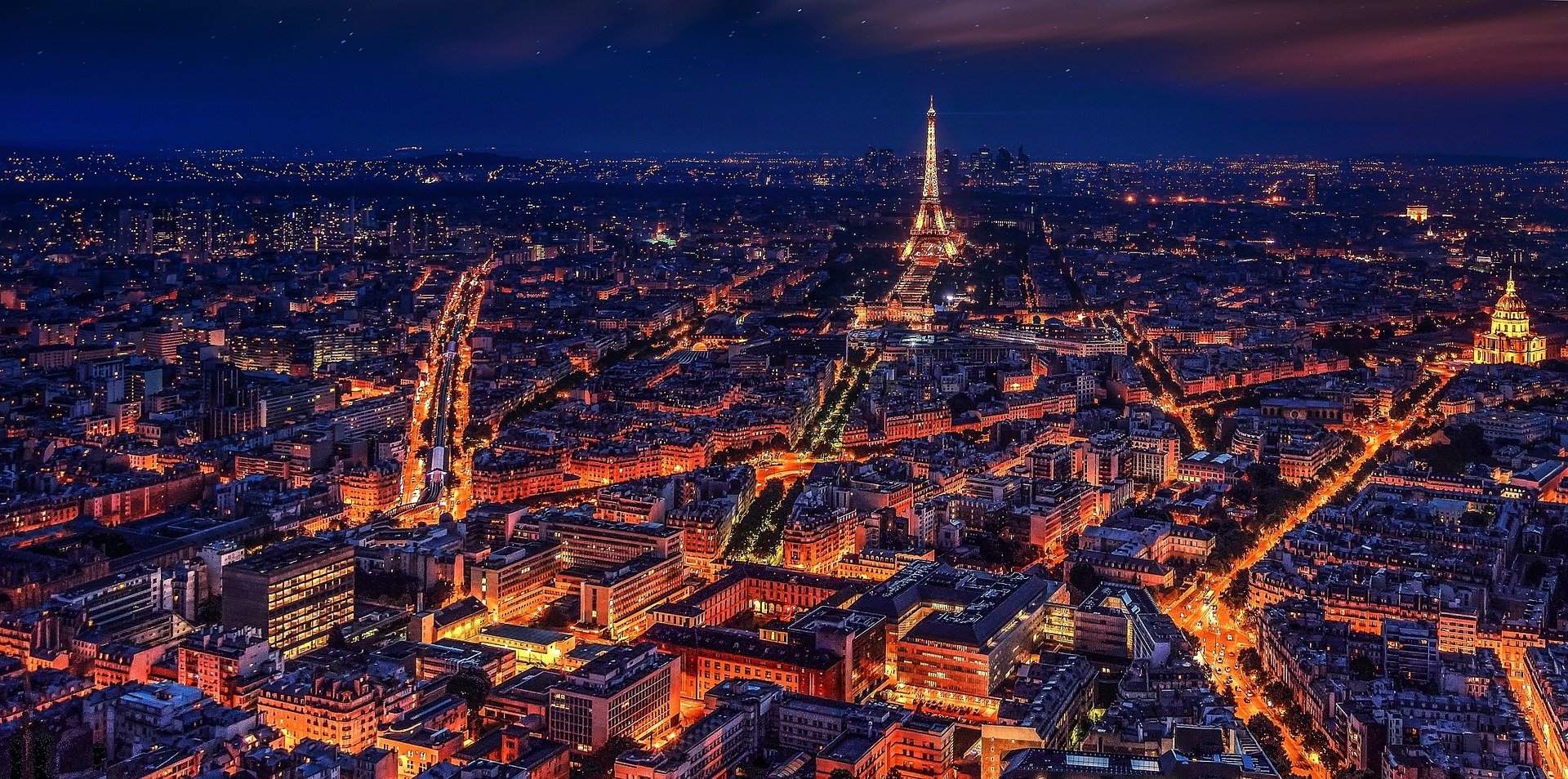 Walkerssk / Pixabay Cidade de Paris vista de cima, a noite.