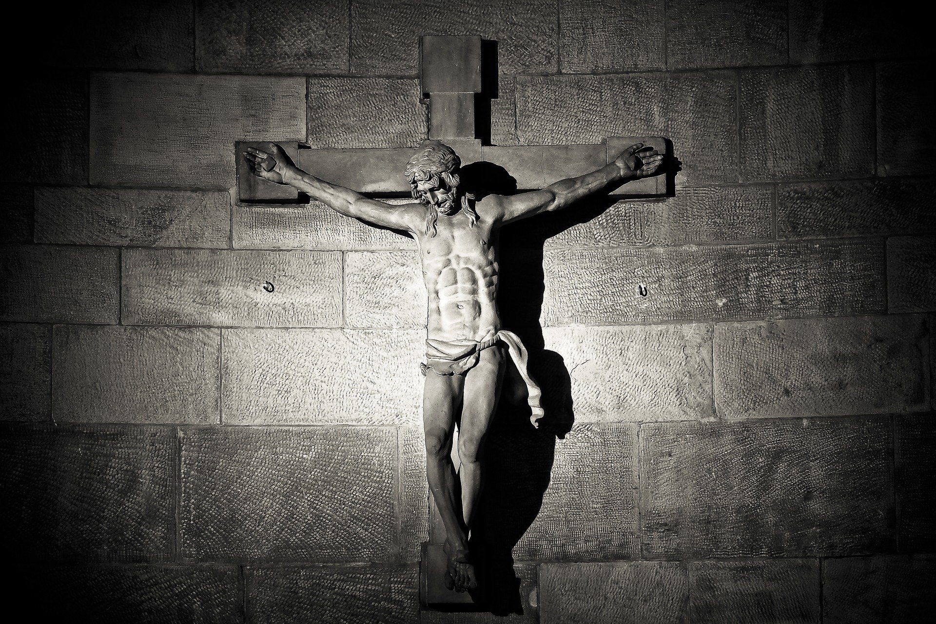 Estátua de Jesus na cruz.