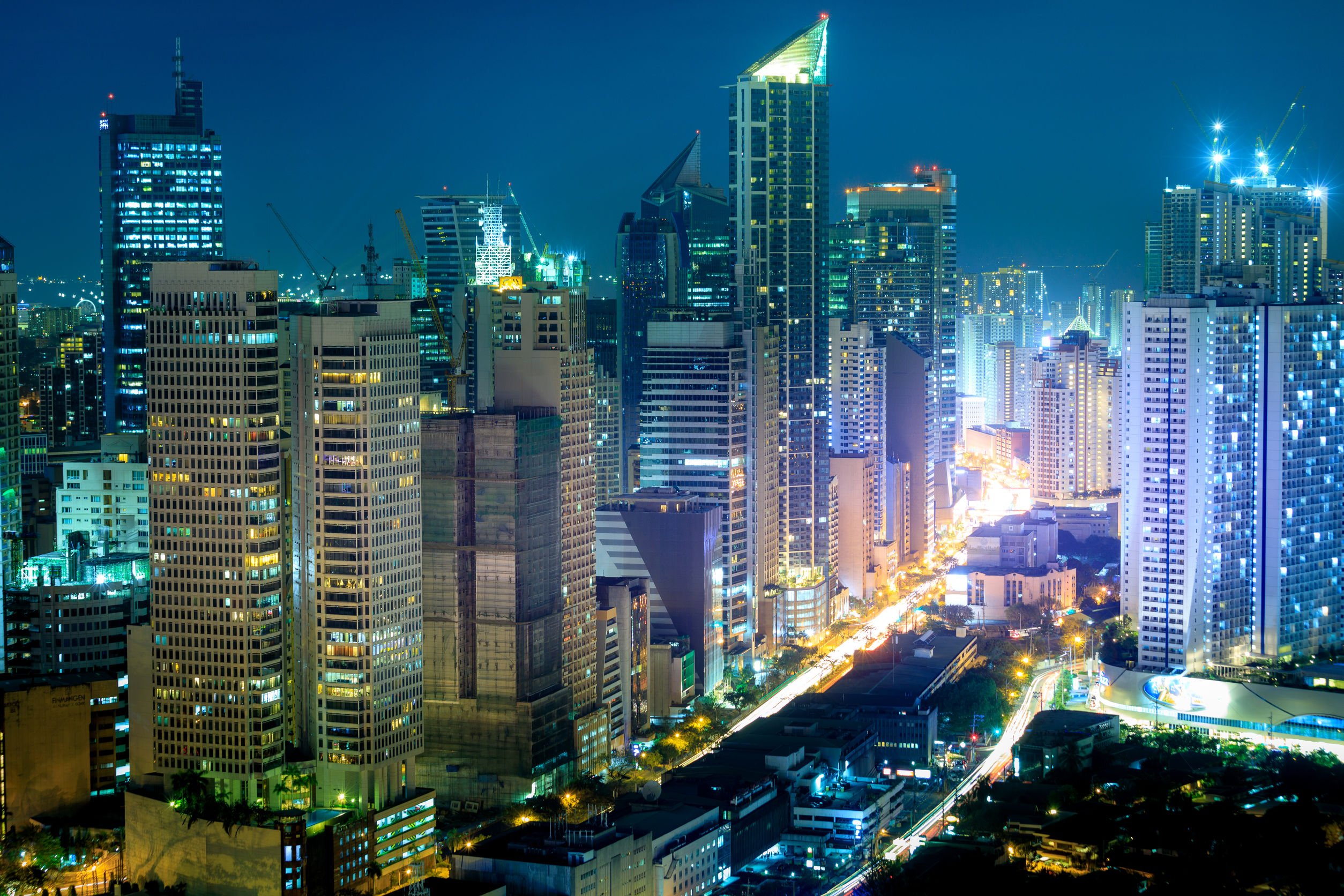 Cidade das Filipinas vista do alto, a noite.
