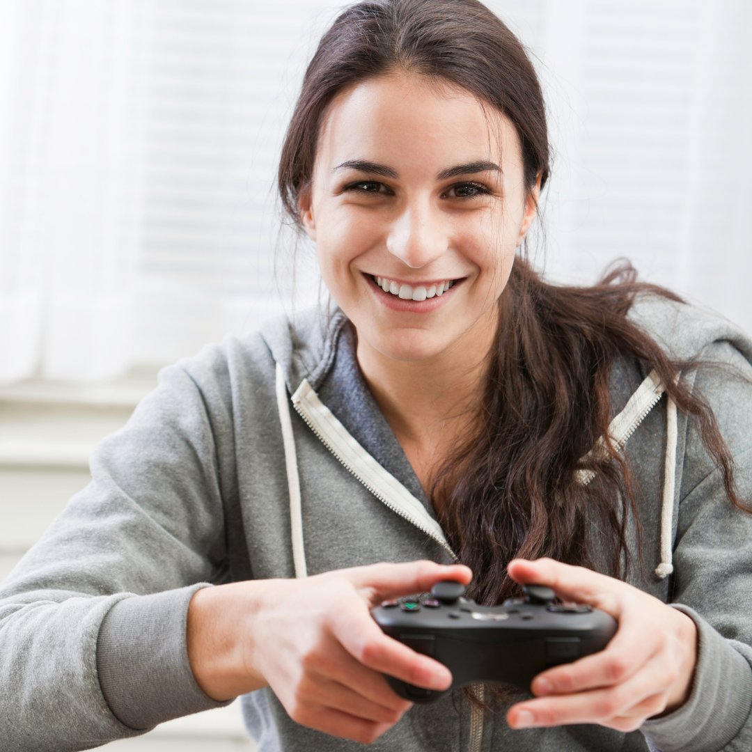 Imagem de uma menina jogando videogame