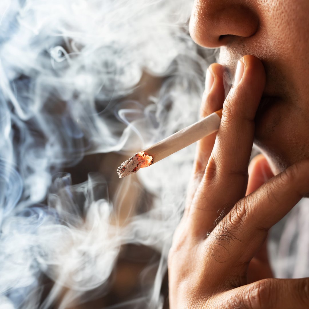 Imagem de uma pessoa fumando um cigarro