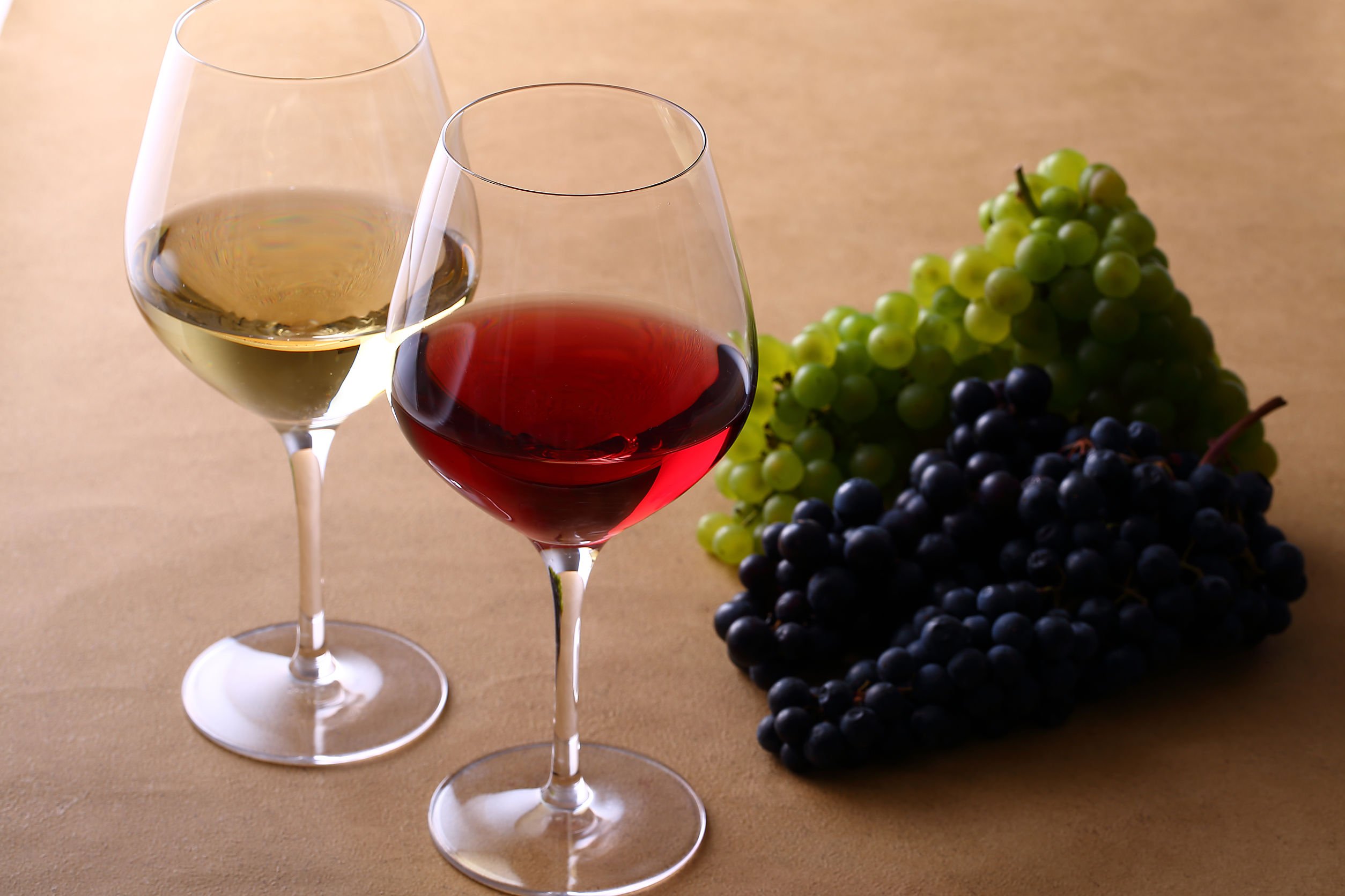 Taças de vinho e caxos de uva.