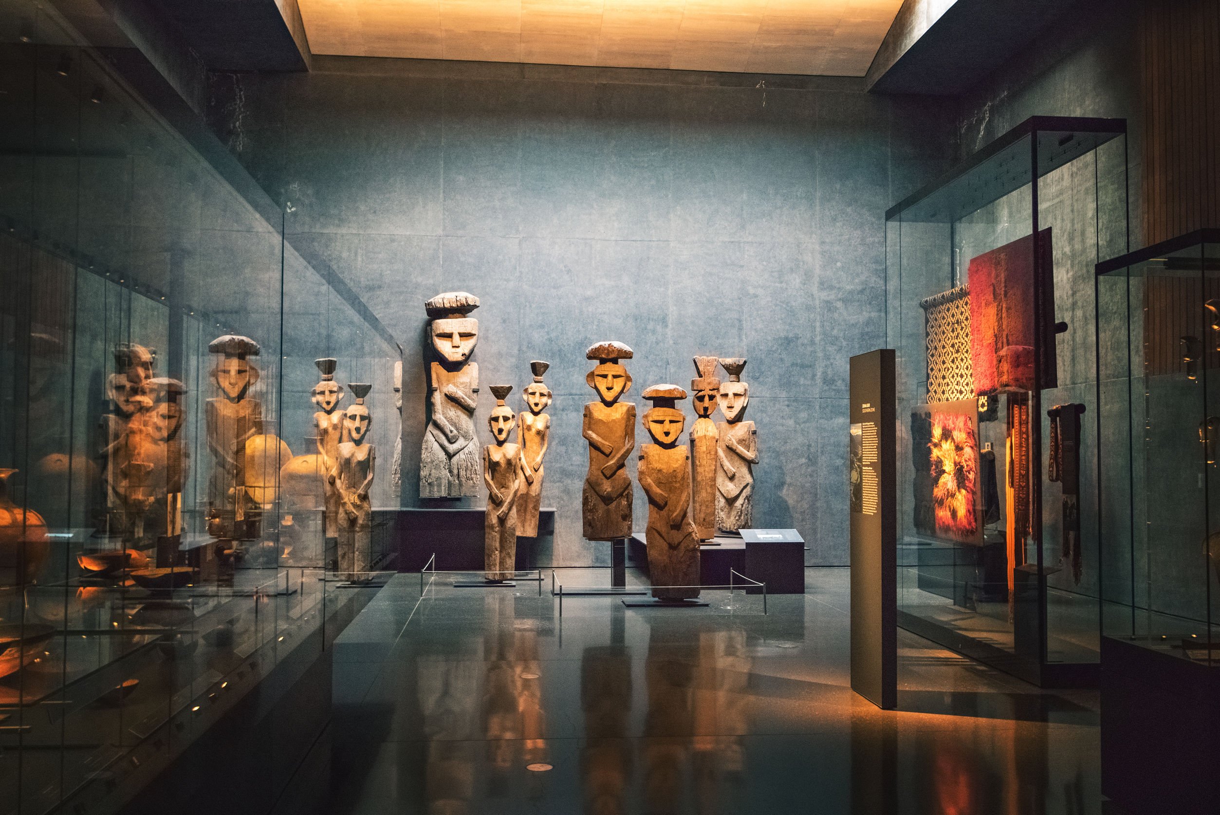 Peças de arte relacionadas à cultura Mapuche, em uma sala de museu